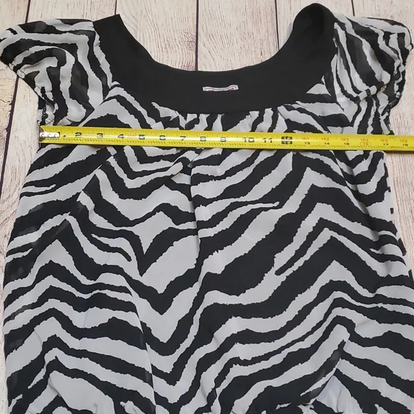 Women’s Zebra Print Three Pink Hearts Shirt 🖤 Size XL - Picture 5 of 9